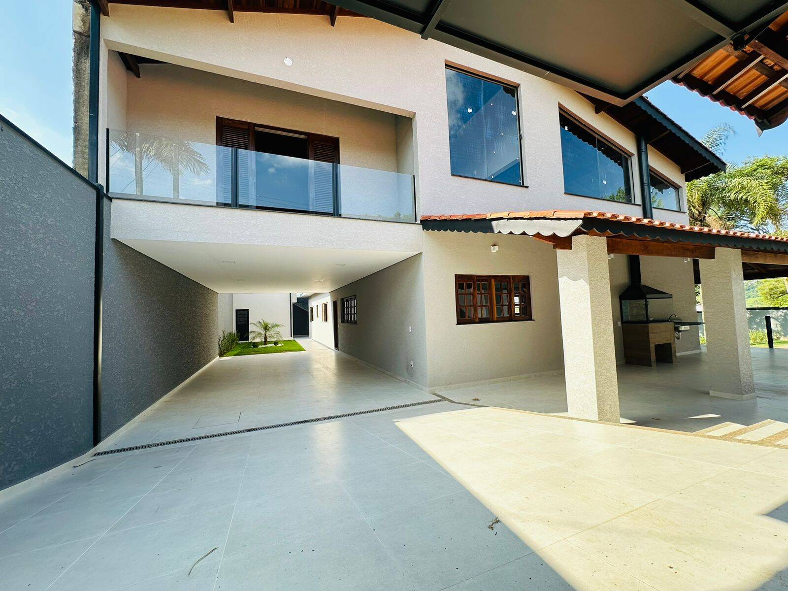 Casa à venda com 6 quartos, 952m² - Foto 1