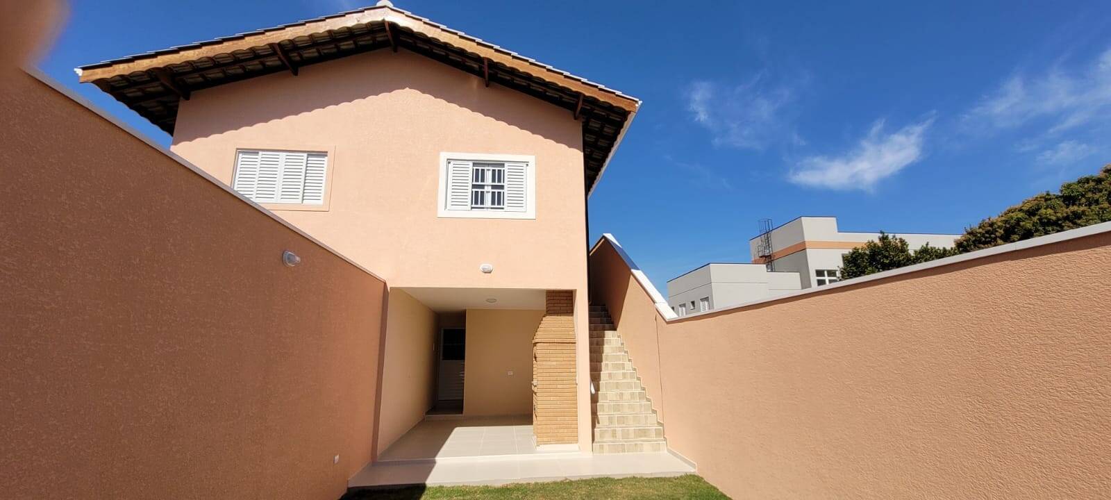 Casa à venda com 3 quartos, 225m² - Foto 1